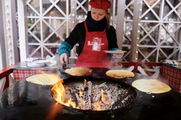 Làm món bánh xèo trứ danh tại lễ hội Maslenitsa - Sputnik Việt Nam