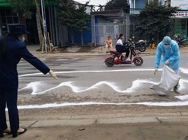 Khoanh vùng, phun thuốc khử trùng, tiêu độc tại khu vực phát hiện ổ dịch tả heo châu Phi tại Thanh Hóa. Khoanh vùng, phun thuốc khử trùng, tiêu độc tại khu vực phát hiện ổ dịch tả heo châu Phi tại Thanh Hóa. - Sputnik Việt Nam