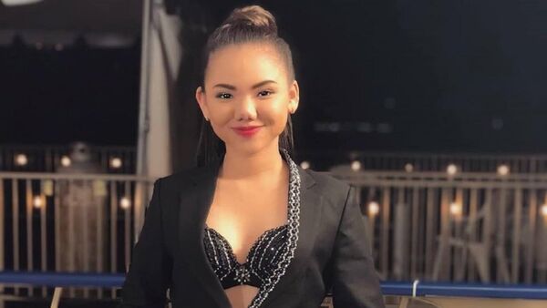 Minh Như bên khẩu hiệu của American Idol - Thần tượng kế tiếp. - Sputnik Việt Nam