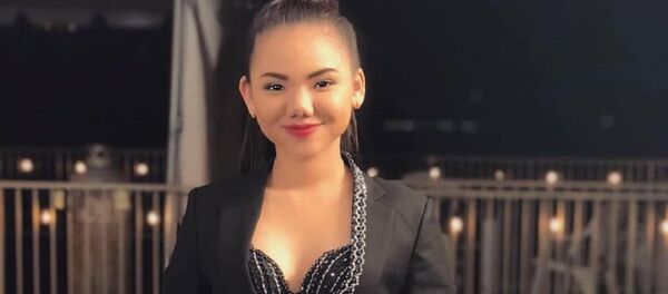 Minh Như bên khẩu hiệu của American Idol - Thần tượng kế tiếp. Minh Như bên khẩu hiệu của American Idol - Thần tượng kế tiếp. - Sputnik Việt Nam