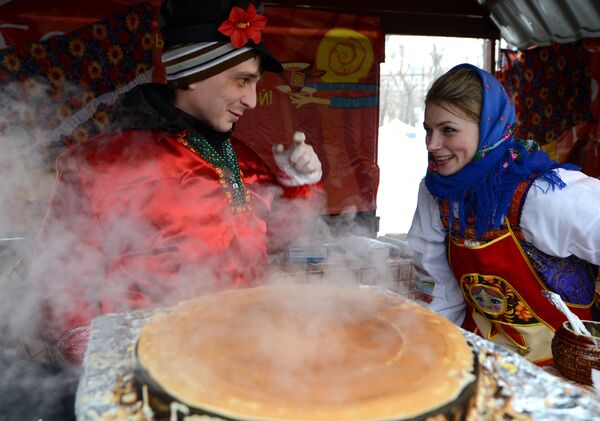 Bánh xèo tại Tuần lễ Maslenitsa ở Moskva - Sputnik Việt Nam