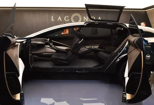Mẫu xe crossover chạy điện Lagonda All-Terrain trong gian hàng công ty Aston Martin tại Triển lãm ô tô quốc tế Geneva 2019 Mẫu xe crossover chạy điện Lagonda All-Terrain trong gian hàng công ty Aston Martin tại Triển lãm ô tô quốc tế Geneva 2019 - Sputnik Việt Nam
