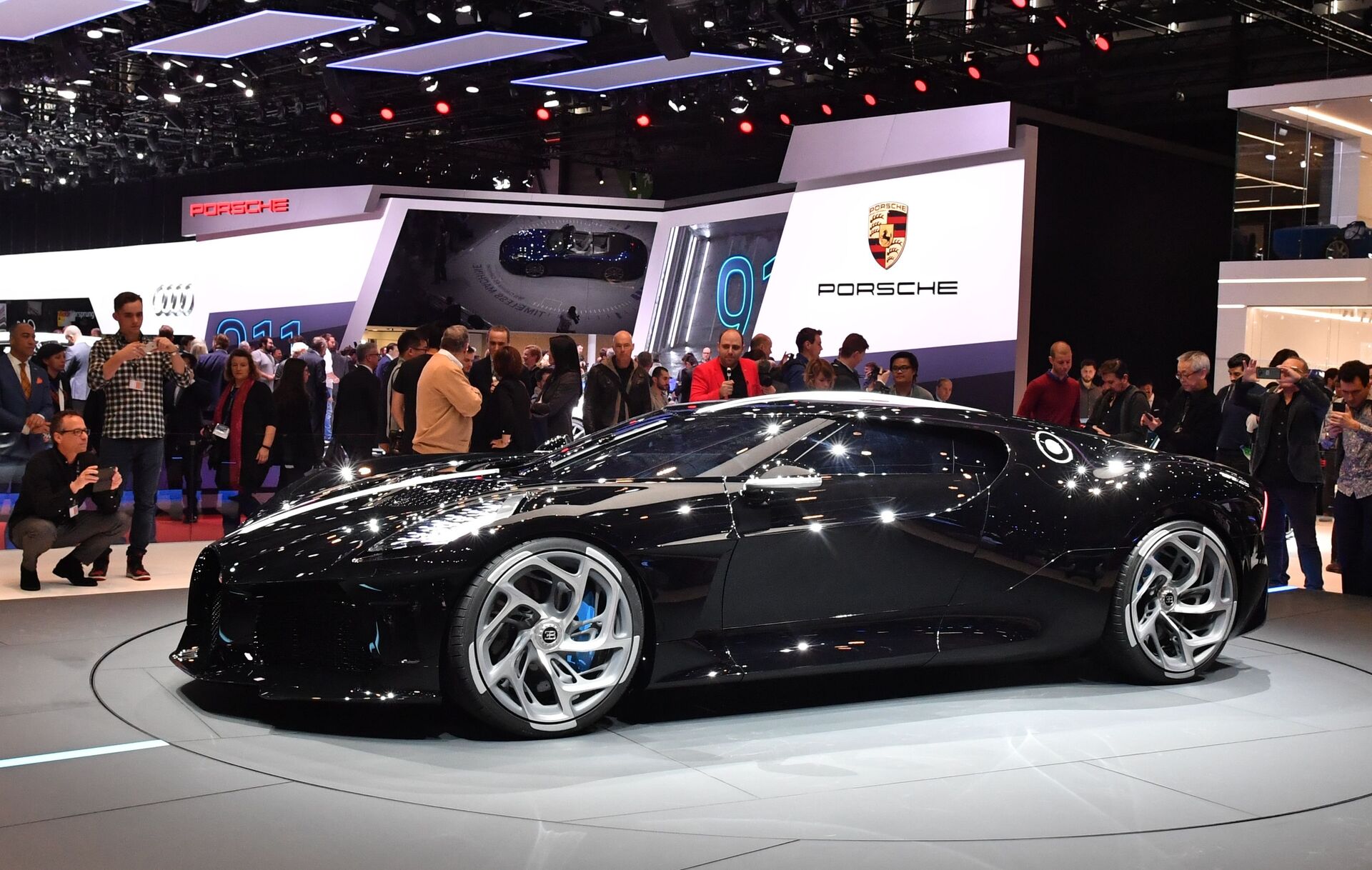 Siêu xe Bugatti La Voiture Noire Hypercar - chiếc xe đắt nhất thế giới - tại Triển lãm ô tô quốc tế Geneva 2019 - Sputnik Việt Nam, 1920, 17.10.2023