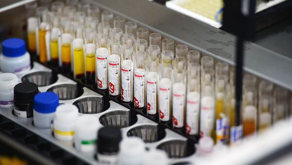 Immunoassay screening lab the blood is tested for infection (hepatitis, syphilis, HIV) on automatic equipment at the Novosibirsk blood donation center - Sputnik Việt Nam