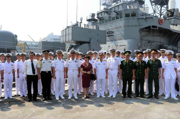 Sỹ quan, thủy thủ và đại biểu hai nước Việt Nam - Nhật Bản chụp ảnh chung tại lễ đón. Sỹ quan, thủy thủ và đại biểu hai nước Việt Nam - Nhật Bản chụp ảnh chung tại lễ đón. - Sputnik Việt Nam