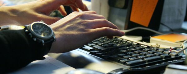 Мужчин работает а за компьютером Мужчин работает а за компьютером - Sputnik Việt Nam