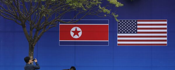 Cư dân Hà Nội tạo dáng trước hình ảnh lá cờ Bắc Triều Tiên và Mỹ trong những ngày diễn ra hội nghị thượng đỉnh Bắc Triều Tiên-Mỹ tại Hà Nội - Sputnik Việt Nam