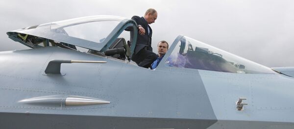Ông Vladimir Putin trong cuộc thử nghiệm máy bay chiến đấu thế hệ thứ năm T-50 hồi năm 2010 - Sputnik Việt Nam