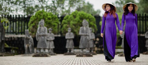 Áo dài tím Huế trong không gian di tích Cố đô Áo dài tím Huế trong không gian di tích Cố đô - Sputnik Việt Nam