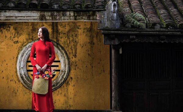 Cô gái Huế bên một di tích cổ - Sputnik Việt Nam