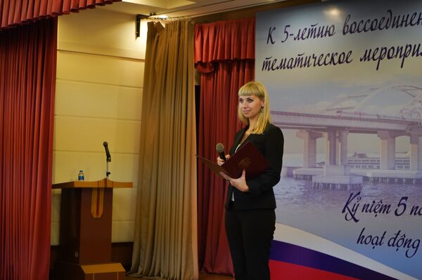 Bà Natalia Shafinskaya, Giám đốc Trung tâm Khoa học và Văn hóa Nga phát biểu tại lễ khai mạc Triển lãm Crưm ngày nay tại Hà Nội - Sputnik Việt Nam