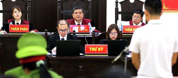 Chủ tọa phiên tòa Nguyễn Vinh Quang xét hỏi các bị cáo. Chủ tọa phiên tòa Nguyễn Vinh Quang xét hỏi các bị cáo. - Sputnik Việt Nam