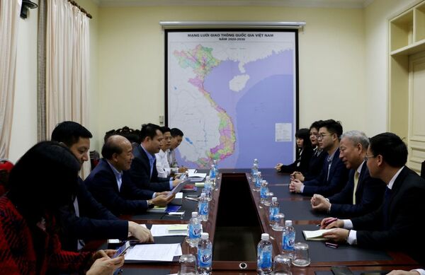 Thứ trưởng GTVT Nguyễn Văn Công vừa làm việc với Chủ tịch Tập đoàn Thái Bình Dương (Trung Quốc) Nghiêm Giới Hòa - Sputnik Việt Nam