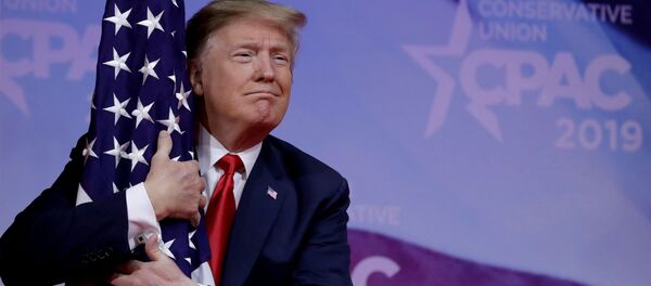 Tổng thống Donald Trump với lá cờ Mỹ tại Hội nghị Hành động Chính trị Bảo thủ - Sputnik Việt Nam