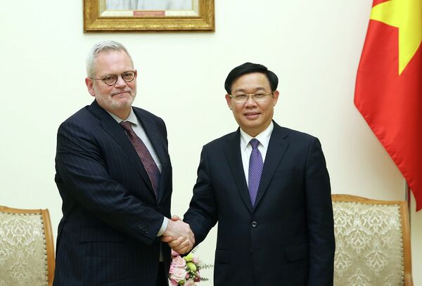 Phó Thủ tướng Vương Đình Huệ tiếp Phó Chủ tịch Phòng Thương mại Hoa Kỳ (USCC) Charles Freeman - Sputnik Việt Nam