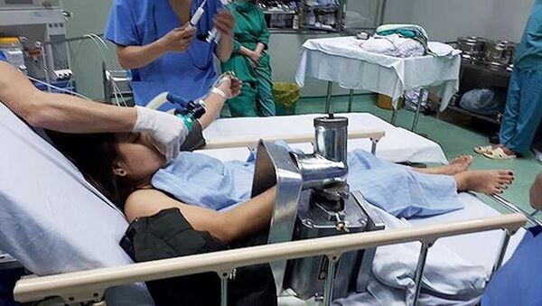 Bệnh nhân được cấp cứu, tháo máy xay thịt ra khỏi tay tại bệnh viện - Sputnik Việt Nam