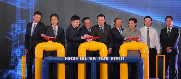 Nghi thức mở van đón dòng dầu đầu tiên từ mỏ Cá Tầm - Sputnik Việt Nam