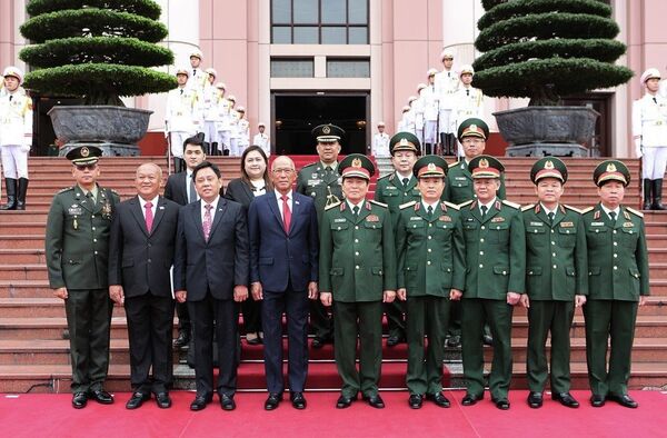 Đại tướng Ngô Xuân Lịch, Bộ trưởng Delfin Negrillo Lorenzana với thành viên quốc phòng hai nước. Đại tướng Ngô Xuân Lịch, Bộ trưởng Delfin Negrillo Lorenzana với thành viên quốc phòng hai nước. - Sputnik Việt Nam