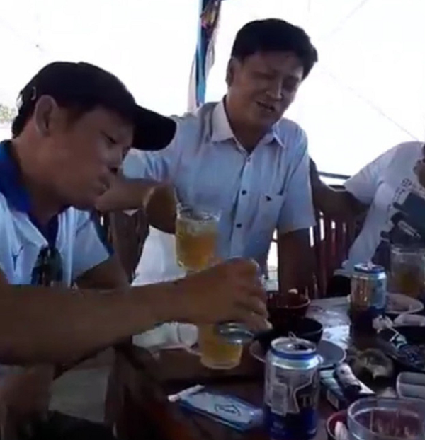Ông Ninh (áo trắng) nhậu với nhóm được xem là trùm đỏ đen ở huyện Chợ Mới tại xã Hàm Ninh, huyện Phú Quốc, Kiên Giang - Sputnik Việt Nam