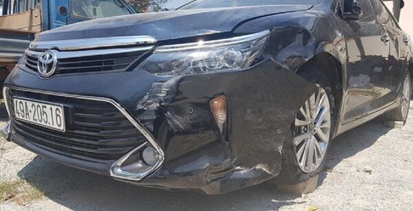 Ô tô hư hỏng và nổ lốp nhưng vẫn cố chạy khỏi hiện trường vụ tai nạn - Sputnik Việt Nam