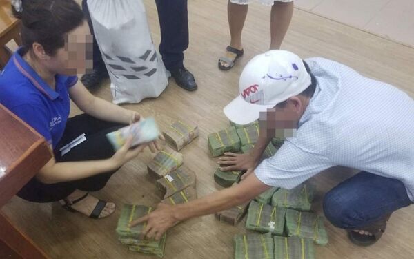 Người mua đất xuống tiền tại sàn giao dịch - Sputnik Việt Nam