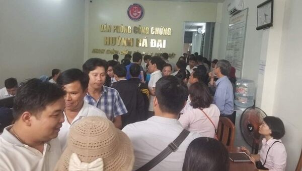 Người mua, kẻ bán, khảo sát giá diễn ra nhộn nhịp tại các khu đất nền trên địa bàn Đà Nẵng những ngày qua.  - Sputnik Việt Nam