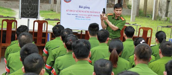 Học viên cảnh sát học bắn súng - Sputnik Việt Nam