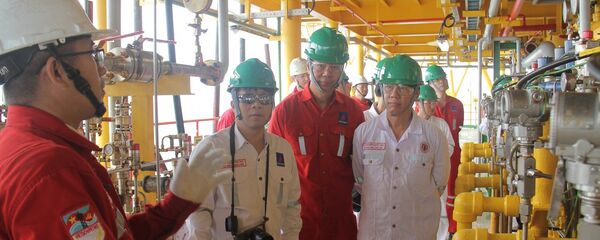 Lãnh đạo PVN, Vietsovpetro kiểm tra công tác đón dòng dầu đầu tiên tại mỏ Cá Tầm - Sputnik Việt Nam