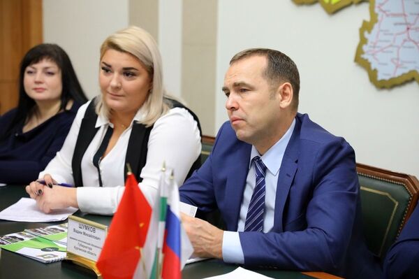Cuộc gặp của Quyền Thống đốc tỉnh Kurgan Vadim Shumkov với Tổng lãnh sự Việt Nam tại Yekaterinburg Ngô Phương Nghị - Sputnik Việt Nam