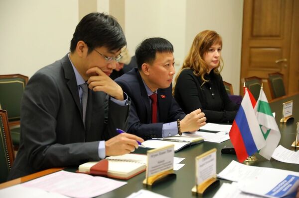 Tổng lãnh sự Việt Nam tại Yekaterinburg Ngô Phương Nghị tại cuộc gặp với Quyền Thống đốc tỉnh Kurgan Vadim Shumkov - Sputnik Việt Nam