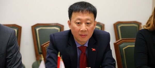 Tổng lãnh sự Việt Nam tại Yekaterinburg Ngô Phương Nghị tại cuộc gặp với Quyền Thống đốc tỉnh Kurgan Vadim Shumkov - Sputnik Việt Nam