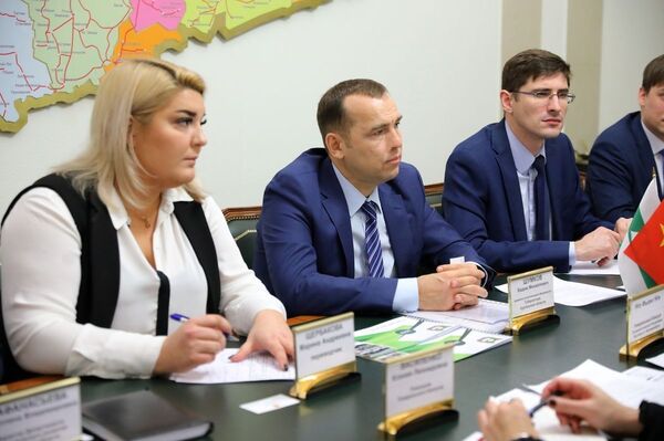 Cuộc gặp của Quyền Thống đốc tỉnh Kurgan Vadim Shumkov với Tổng lãnh sự Việt Nam tại Yekaterinburg Ngô Phương Nghị - Sputnik Việt Nam