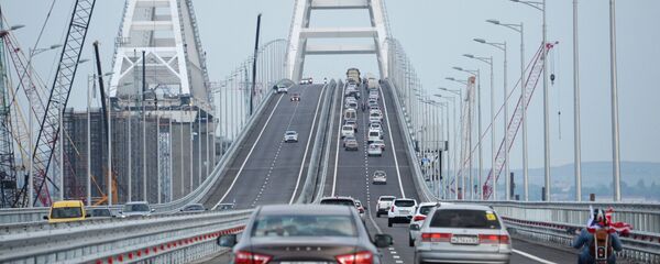 Xe cộ lưu thông trên phần đường bộ của cầu Crưm - Sputnik Việt Nam