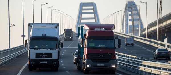 Xe tải trên cầu Crưm, sau khi dỡ bỏ lệnh cấm xe tải trên 3,5 tấn  - Sputnik Việt Nam