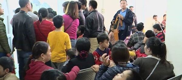 Phụ huynh ăn đợi nằm chờ ở bệnh viện để xét nghiệm sán lợn cho con. Phụ huynh ăn đợi nằm chờ ở bệnh viện để xét nghiệm sán lợn cho con. - Sputnik Việt Nam