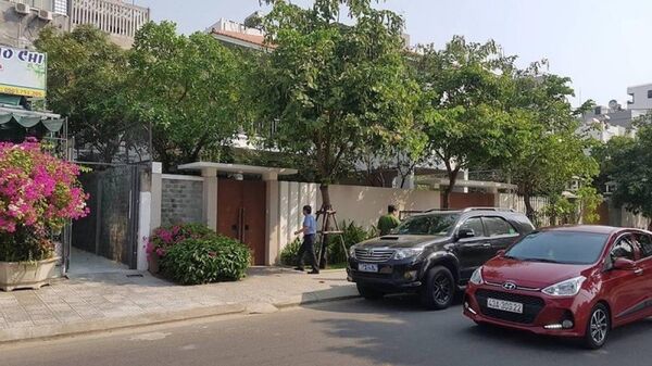 Ông Tuấn cùng xe của công an vào nhà. - Sputnik Việt Nam