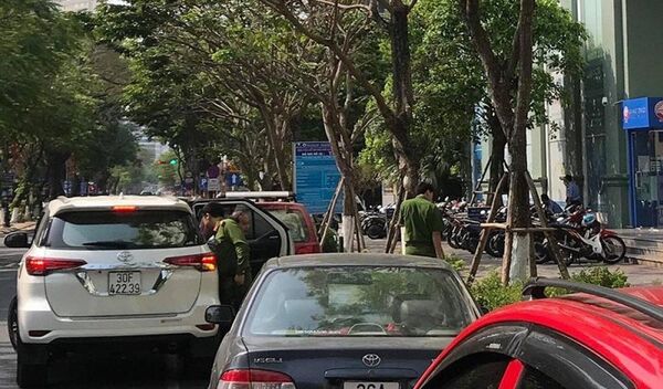 Lực lượng chức năng cũng đưa ông Thống về nhà khám xét - Sputnik Việt Nam