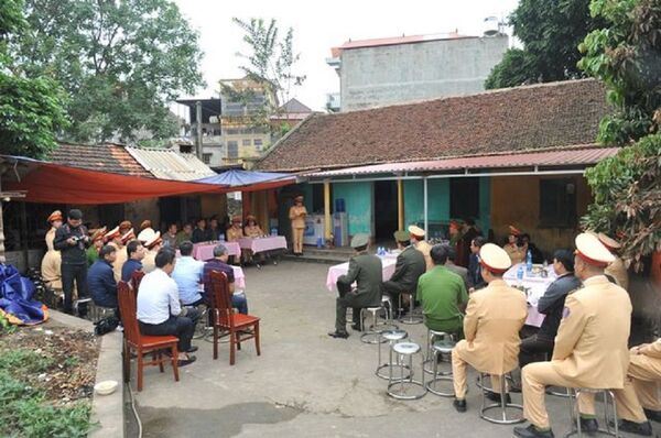 Lễ thăng hàm diễn ra tại gia đình Trung tá Luận. - Sputnik Việt Nam