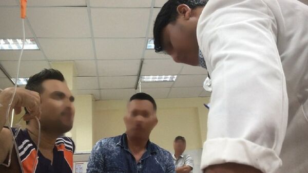 Bác sĩ N.L.M.T. hẹn bệnh nhân D (bìa trái) sẽ lấy tiền trong đợt sau (ảnh cắt từ clip)  - Sputnik Việt Nam