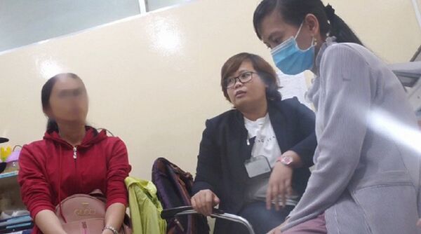 Vợ bác sĩ T. (bìa trái) xin lỗi và trả lại 48.500.000 đồng cho gia đình 3 thân nhân bệnh nhân (ảnh cắt từ clip) - Sputnik Việt Nam