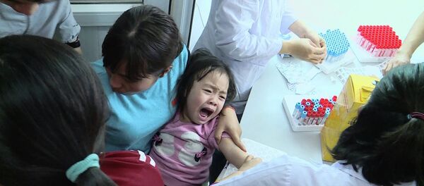 Trẻ đi xét nghiệm sán ở Bắc Ninh Trẻ đi xét nghiệm sán ở Bắc Ninh - Sputnik Việt Nam