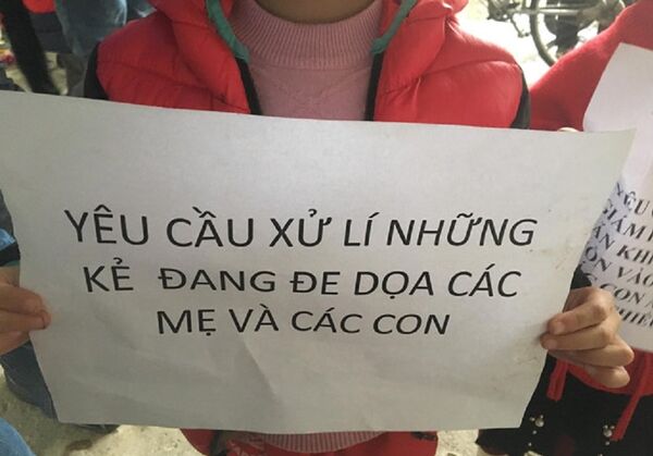 Sáng 18/3, hàng trăm phụ huynh ở Bắc Ninh đưa con đi làm xét nghiệm ở địa phương. Nhiều người bức xúc yêu cầu phải điều tra, làm rõ vụ việc, đề nghị truy tố những kẻ đưa thực phẩm bẩn vào trường học, vì đó là tội ác không thể dung thứ. Sáng 18/3, hàng trăm phụ huynh ở Bắc Ninh đưa con đi làm xét nghiệm ở địa phương. Nhiều người bức xúc yêu cầu phải điều tra, làm rõ vụ việc, đề nghị truy tố những kẻ đưa thực phẩm bẩn vào trường học, vì đó là tội ác không thể dung thứ. - Sputnik Việt Nam