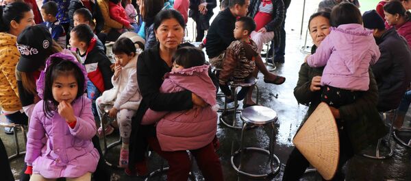 Các phụ huynh đợi xét nghiệm máu cho con tại Trường Mầm non Mão Điền, huyện Thuận Thành, tỉnh Bắc Ninh. Các phụ huynh đợi xét nghiệm máu cho con tại Trường Mầm non Mão Điền, huyện Thuận Thành, tỉnh Bắc Ninh. - Sputnik Việt Nam