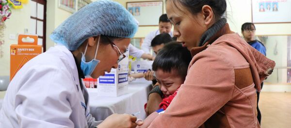 Tổ xét nghiệm lấy máu cho các cháu tại Trường Mầm non Thanh Khương, huyện Thuận Thành, tỉnh Bắc Ninh. - Sputnik Việt Nam