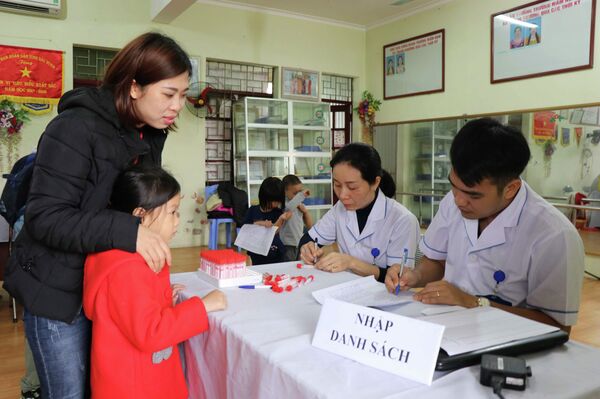 Các phụ huynh đợi xét nghiệm máu cho con tại Trường Mầm non Thanh Khương, huyện Thuận Thành, tỉnh Bắc Ninh. - Sputnik Việt Nam