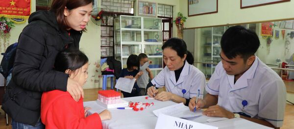 Các phụ huynh đợi xét nghiệm máu cho con tại Trường Mầm non Thanh Khương, huyện Thuận Thành, tỉnh Bắc Ninh. Các phụ huynh đợi xét nghiệm máu cho con tại Trường Mầm non Thanh Khương, huyện Thuận Thành, tỉnh Bắc Ninh. - Sputnik Việt Nam