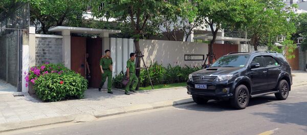 Cơ quan chức năng đến khám nhà ông Nguyễn Ngọc Tuấn. Cơ quan chức năng đến khám nhà ông Nguyễn Ngọc Tuấn. - Sputnik Việt Nam