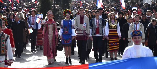 Праздничное шествие, посвященное 5-й годовщине Общекрымского референдума 2014 года и воссоединения Крыма с Россией, на одной из улиц в Симферополе - Sputnik Việt Nam