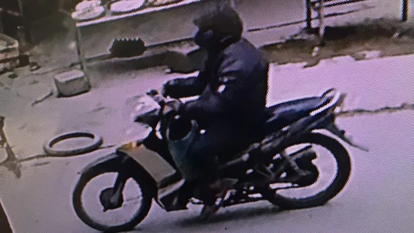 Đối tượng Nguyễn Trọng Trình ăn mặc kín mít được camera an ninh ghi lại