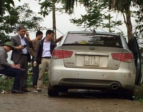 Chiếc xe taxi bị cướp được tìm thấy tại xã Ngọc Hội (Chiêm Hoá, Tuyên Quang). - Sputnik Việt Nam